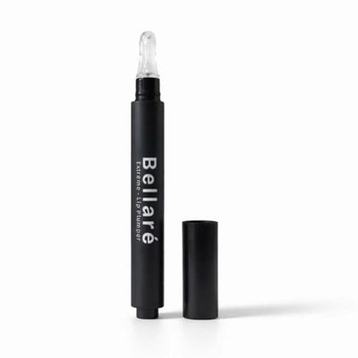 Bellaré Extreme Lip Plumper, ein mattschwarzer Klickstift mit transparenter Applikatorspitze, neben seiner schwarzen Kappe
