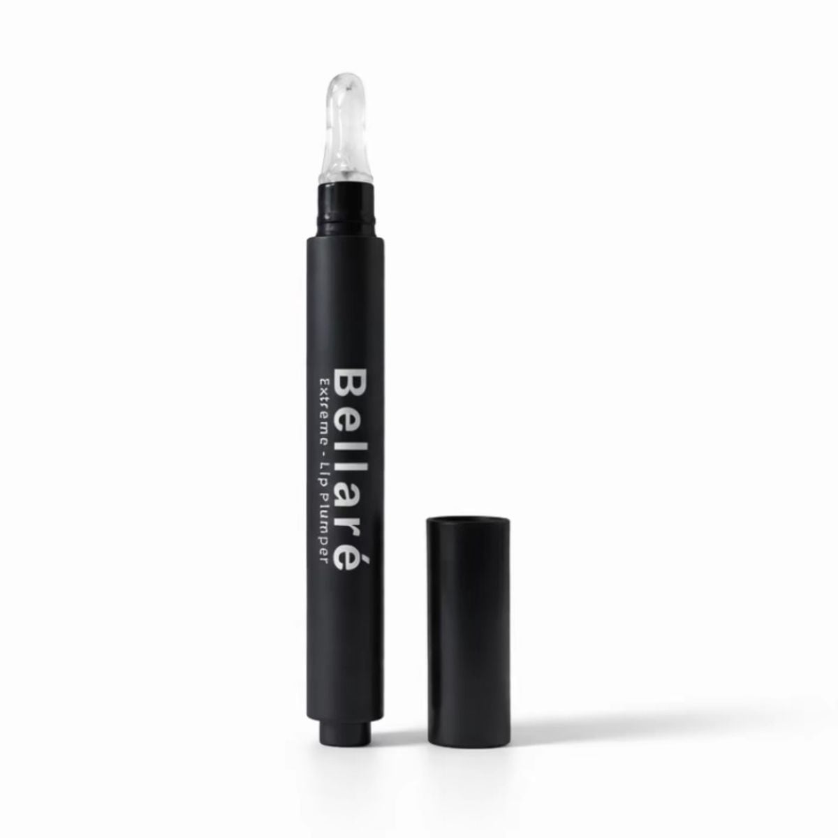 Bellaré Extreme Lip Plumper, ein mattschwarzer Klickstift mit transparenter Applikatorspitze, neben seiner schwarzen Kappe