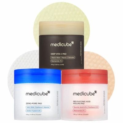 Trois pots de disques toniques medicube : le Deep Vita C Pad brun en haut, le Zero Pore Pad bleu et le Red Succinic Acid Peeling Pad rouge en dessous