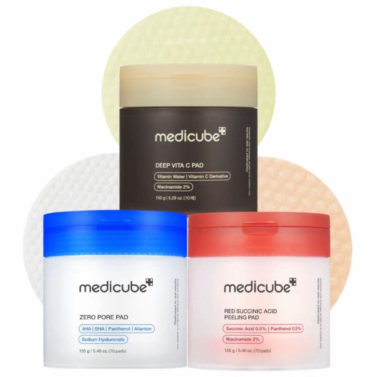 Tre barattoli di dischetti tonici medicube: in alto il Deep Vita C Pad marrone, sotto lo Zero Pore Pad blu e il Red Succinic Acid Peeling Pad rosso